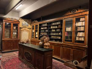 LIB159 - Walnut wood pharmacy. Early 20th century. Total dimensions linear meters 13.50 x H 2.90